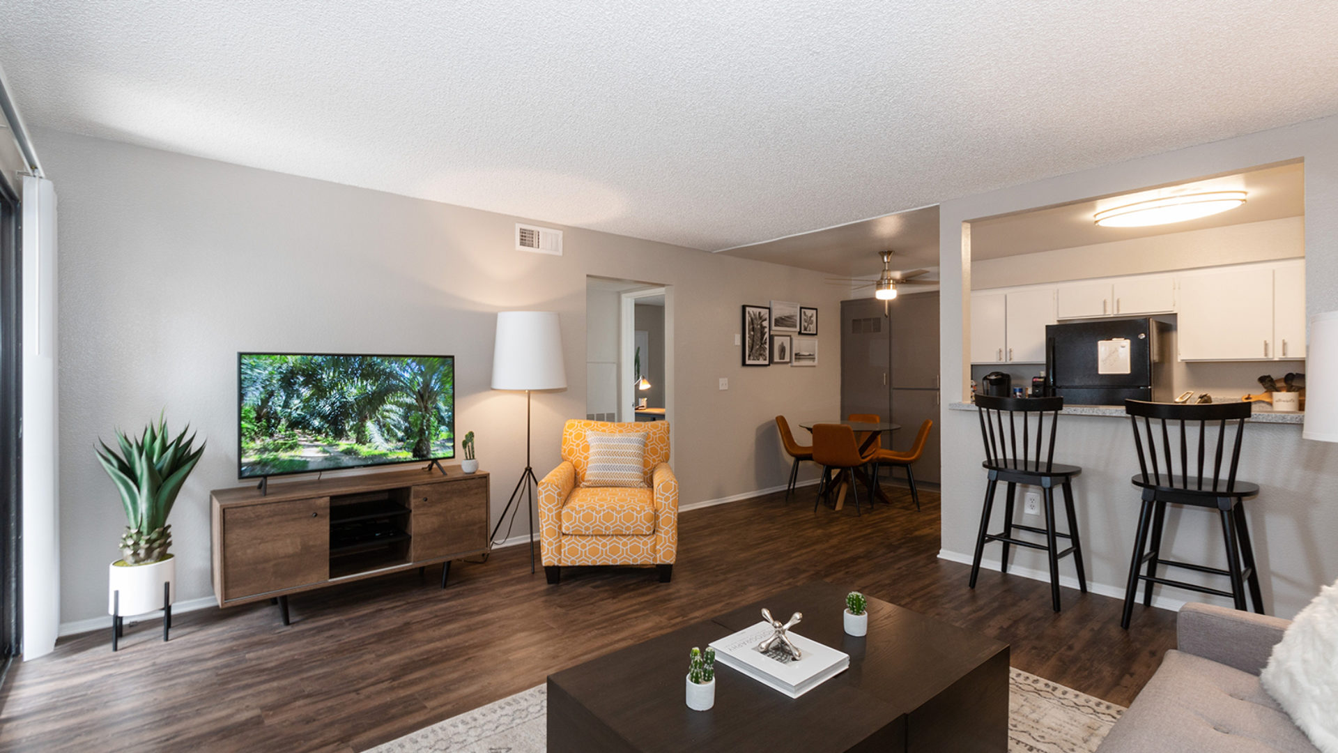renew-riverside-apartment-homes-for-rent-in-riverside-ca-92503-living-and-dining-room (1)